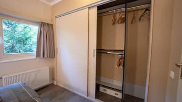 3 chambres, fer et planche à repasser, Wi-Fi, draps fournis