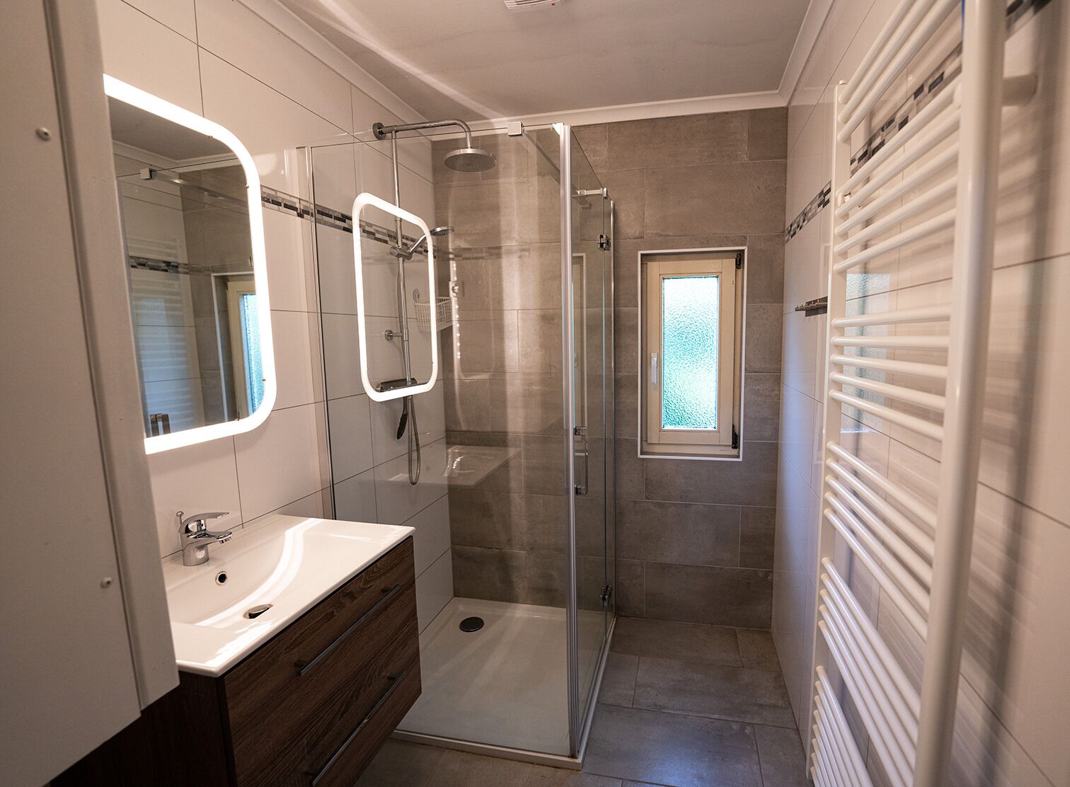 Een douche, een haardroger, handdoeken, zeep