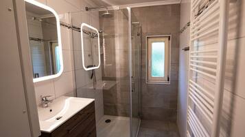 Een douche, een haardroger, handdoeken, zeep