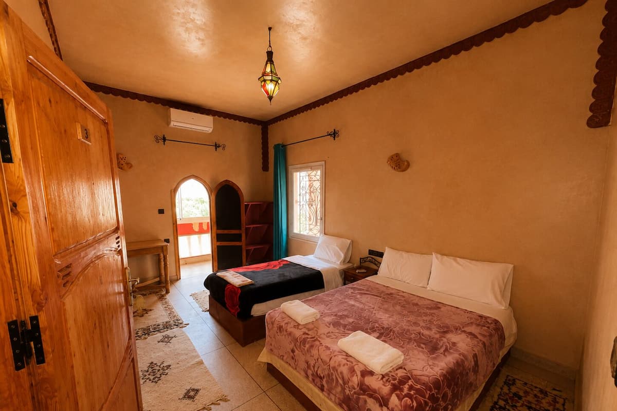Chambre triple classique, balcon, vue sur la montagne | Accès au Wi-Fi (inclus)