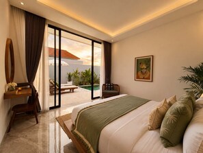 Ein Schlafzimmer mit einem großen Bett, einem Schreibtisch und Blick auf einen Außenpool.