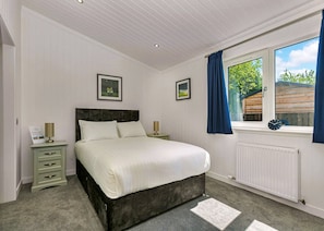 Chalet | 2 bedrooms, individually furnished - Lochside Perthshire Lodge for 4 (Perth)