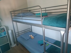 A bunk bed with a white fan and a small shelf unit. - Beautiful 2-Bedroom Townhouse, Frontignan, Secure Residential Complex, Beach Access 100 m Away (Frontignan)