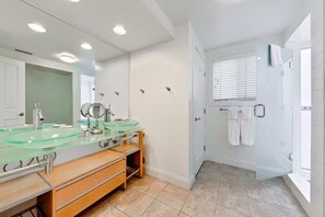Shower, hair dryer, towels - On The Sand, Endless Sunset Views, Perfect 4 Families! (Dana Point)