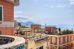 Balcony - La Dimora Dei Reali – Yellow Suite with Wi-Fi and Air Conditioning (Naples)