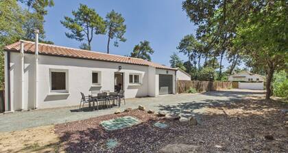 450m from Beach - House for 4 Adults/2 Kids