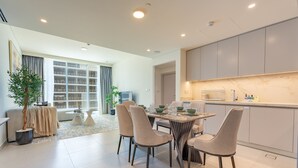 Un espacio de estar moderno con comedor, cocina y zona de descanso.