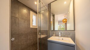 Căn hộ | Phòng tắm | Máy sấy tóc, khăn tắm, dầu gội 