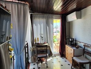 Cozinha compacta com uma mesa de jantar, cafeteira e uma cadeira.