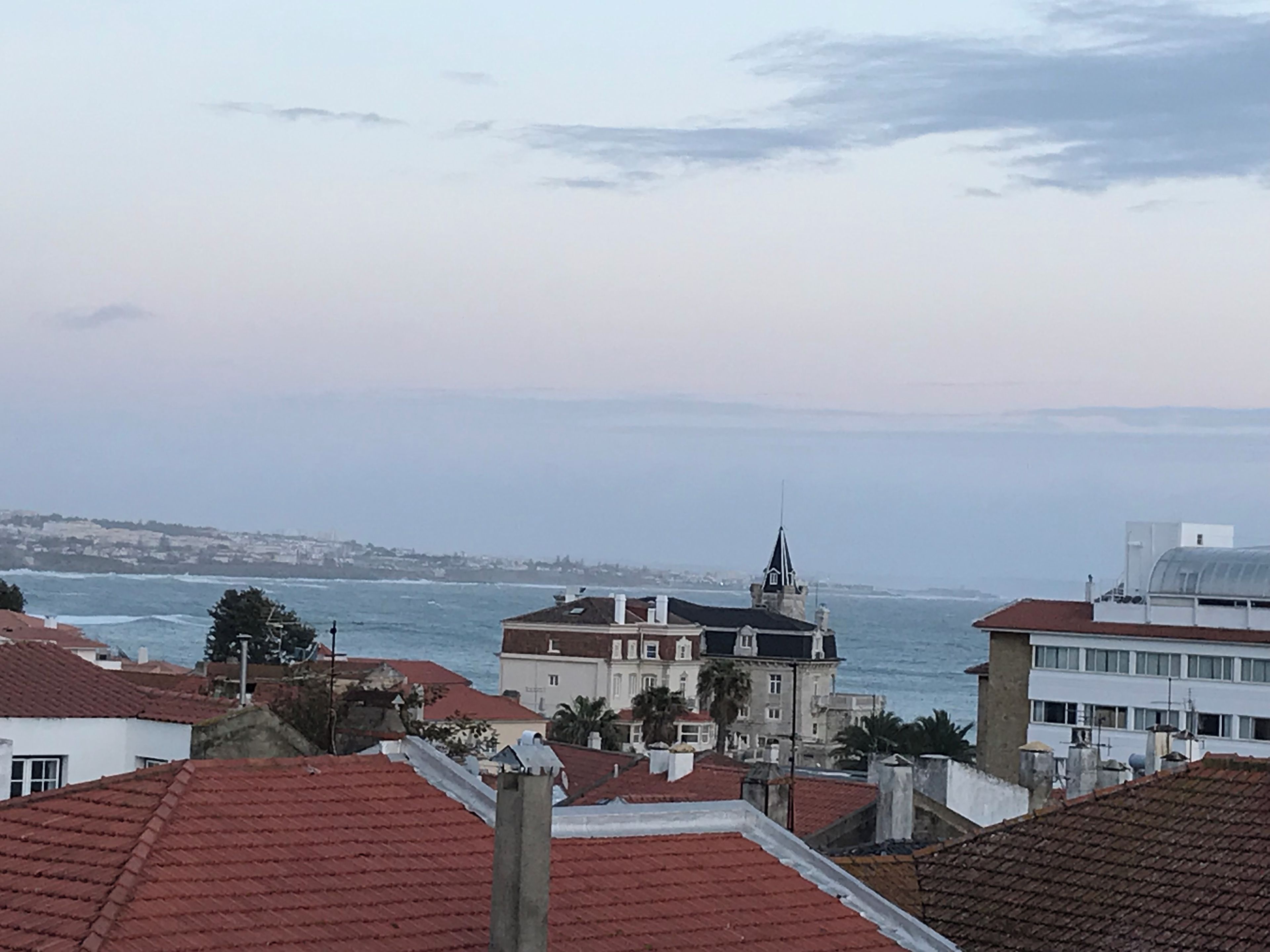 Un paisaje urbano costero con edificios y vista al mar.