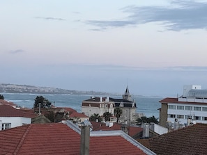 A coastal cityscape with buildings and a view of the sea. - Feel at Home (Cascais)