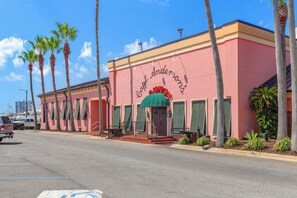 Exterior - Ocean Breeze! 5th Floor 2BR Gulf-Front Condo Sleeps 6 (Panama City Beach)