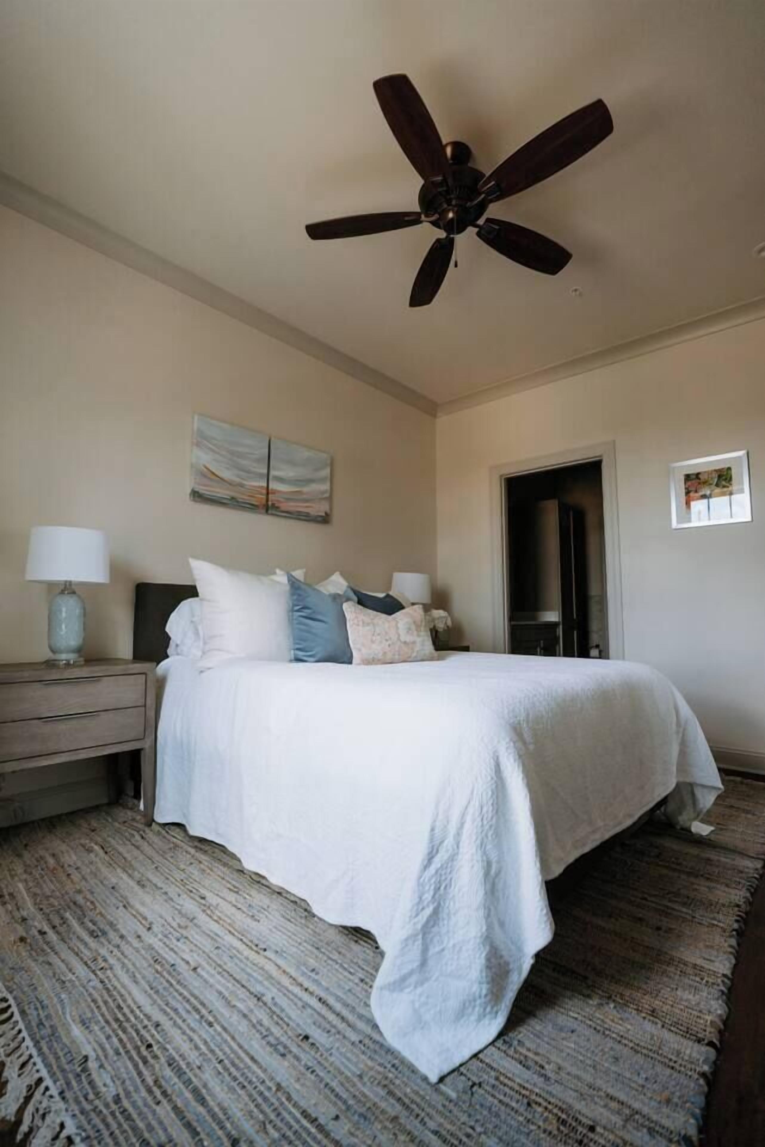 Desk, iron/ironing board, WiFi, bed sheets