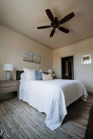 Desk, iron/ironing board, WiFi, bed sheets - Lovely 1BR · Williams-Brice & Fort Jackson (Columbia)