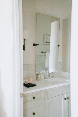 Hair dryer, towels, soap, shampoo - Lovely 1BR · Williams-Brice & Fort Jackson (Columbia)