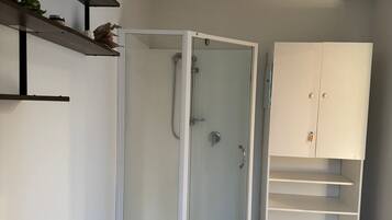 Room, 1 Bedroom | Bathroom