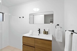 Bathroom - Spacious Whitfield Townhouse (Whitfield)