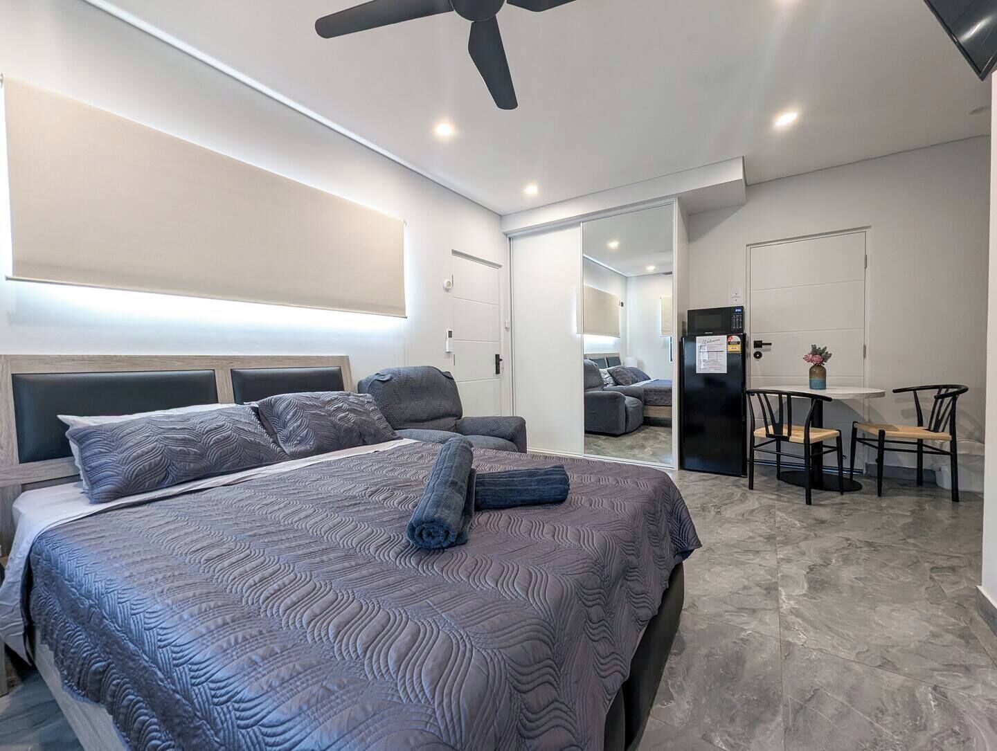 1 habitación, tabla de planchar con plancha, wifi gratis y ropa de cama 