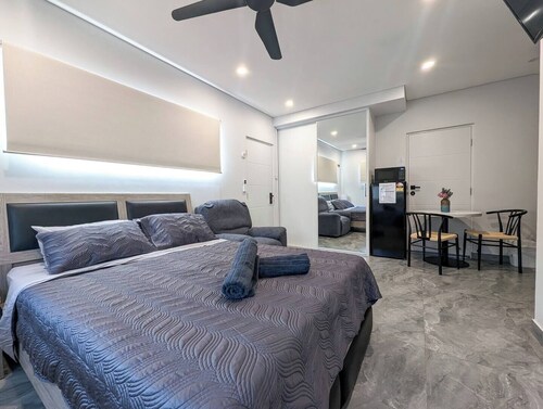 Urban Luxe Studio | Northcrest