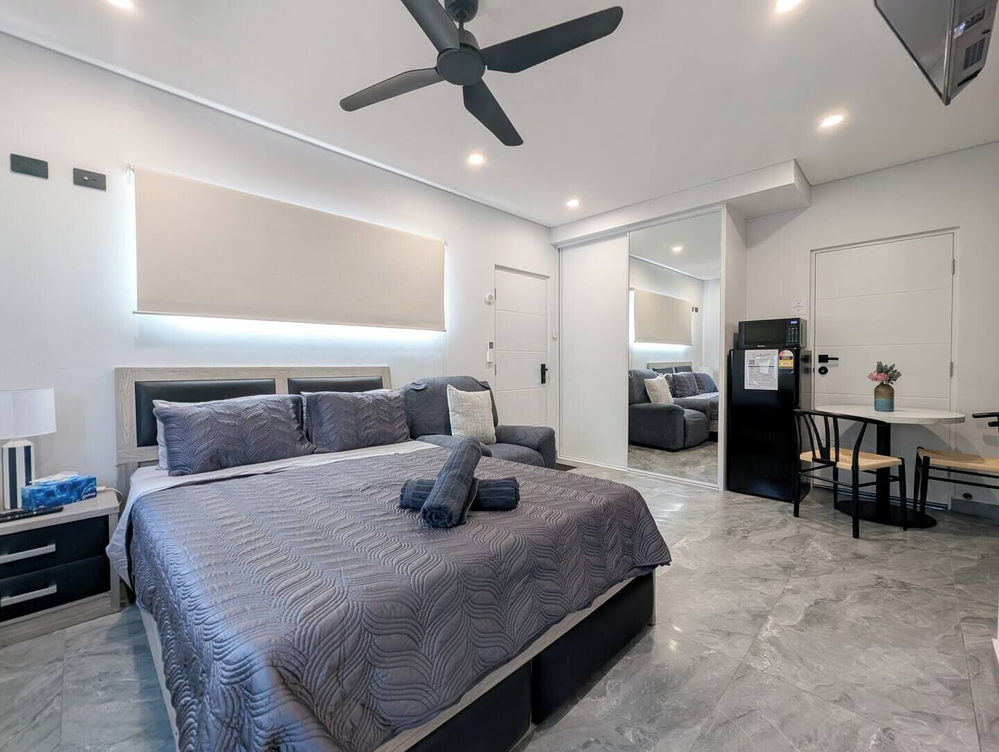 1 habitación, tabla de planchar con plancha, wifi gratis y ropa de cama 