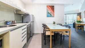 Kühlschrank, Mikrowelle, Herdplatte, Geschirrspüler