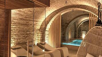 Piscine couverte, accès possible de 07 h 30 à 10 h 30, chaises longues