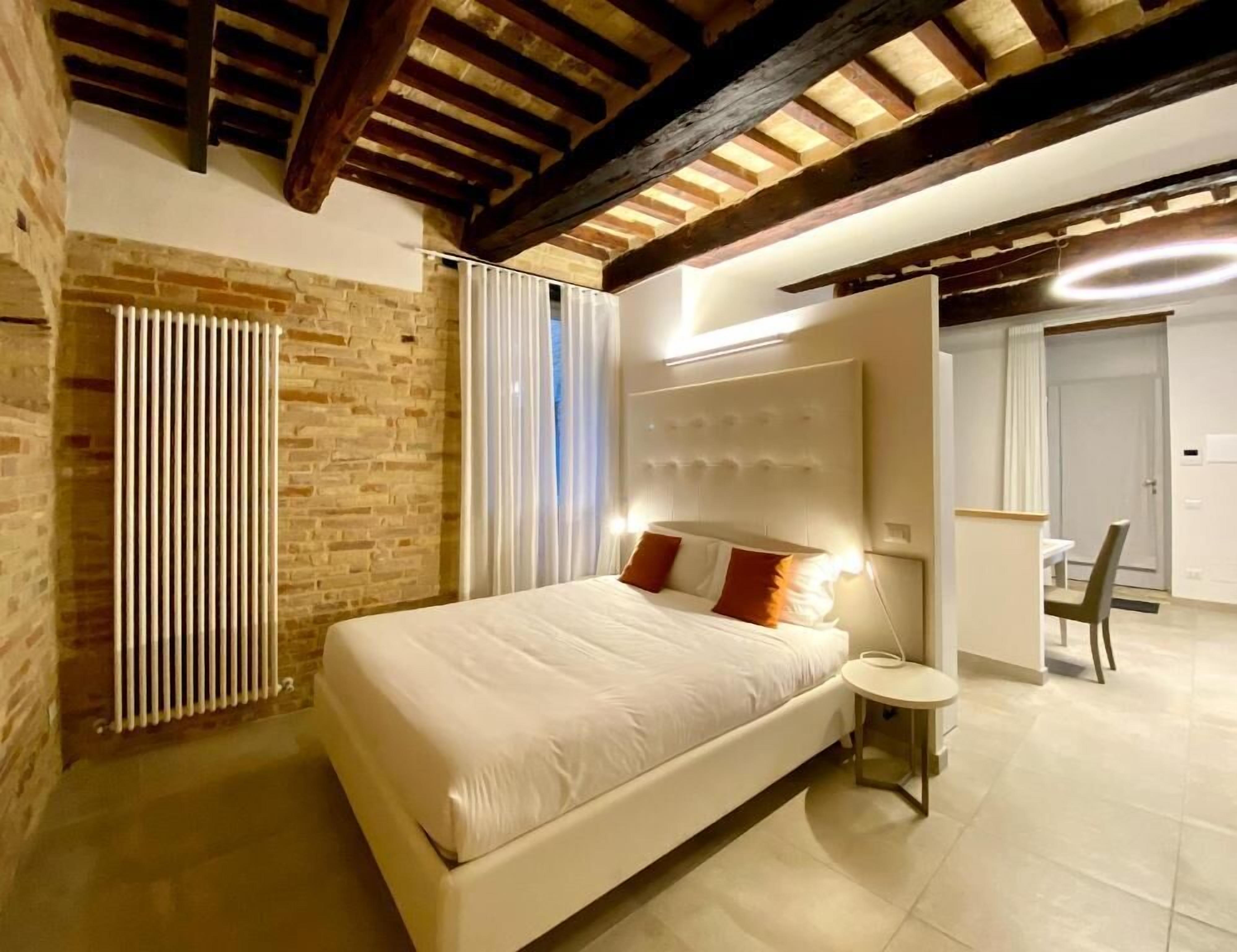 Superior Studio | In-room safe, blackout curtains, soundproofing, iron/ironing board