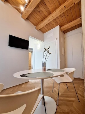Suite Deluxe, cocineta | Restaurantes | Se sirven comidas y cenas 