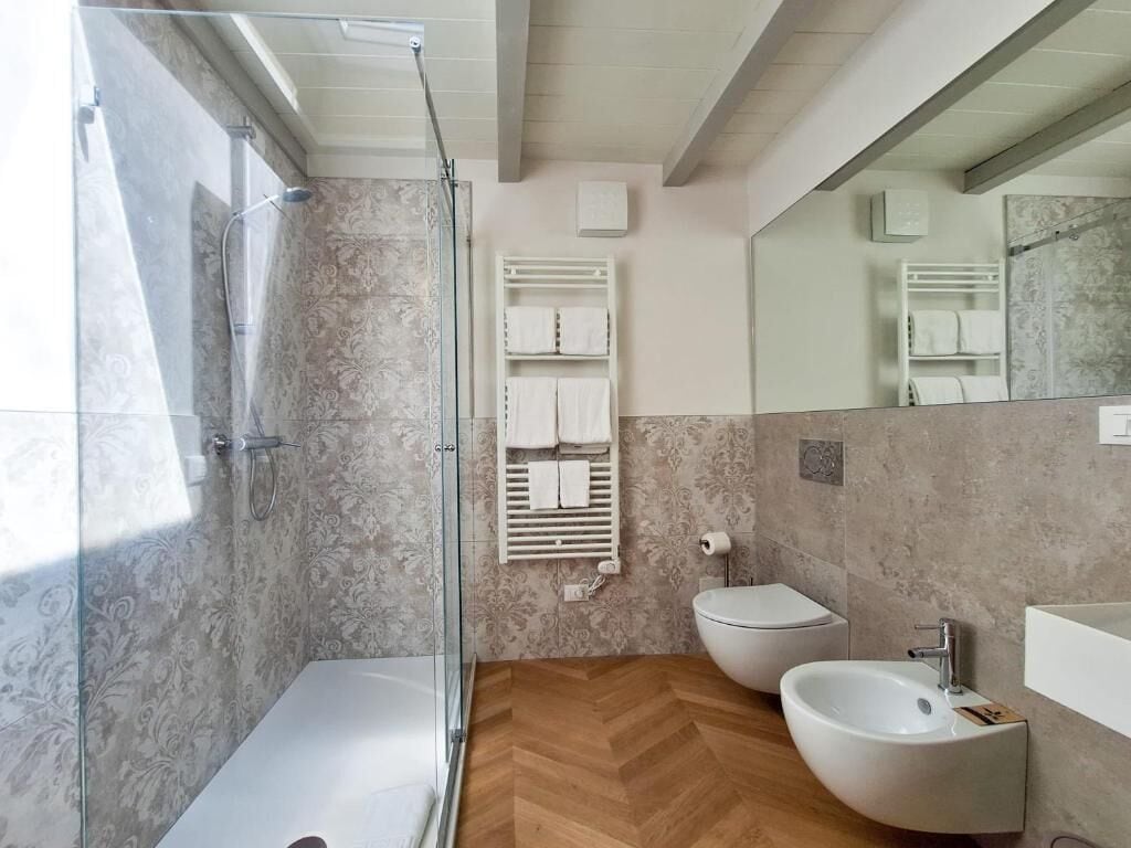 Une salle de bain moderne équipée d’une douche, d’un bidet et d’un lavabo.