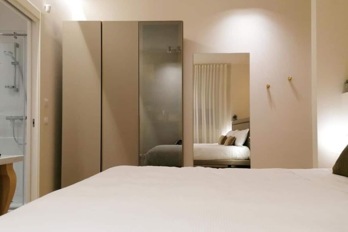 Habitación doble superior, cocineta | Caja de seguridad en la habitación, cortinas blackout y insonorización 