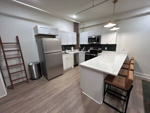 Coffee/tea maker, fridge, microwave, oven - Downtown 1-Bed, 1-Bath Modern Studio Apt. (Columbia)