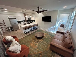 TV - Downtown 1-Bed, 1-Bath Modern Studio Apt. (Columbia)