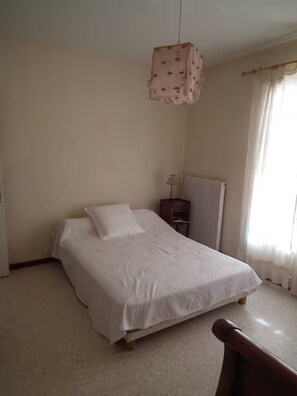 4 bedrooms, iron/ironing board, WiFi