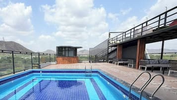 2 outdoor pools