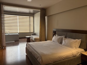 Deluxe Double Room, Balcony, Hill View | Interior