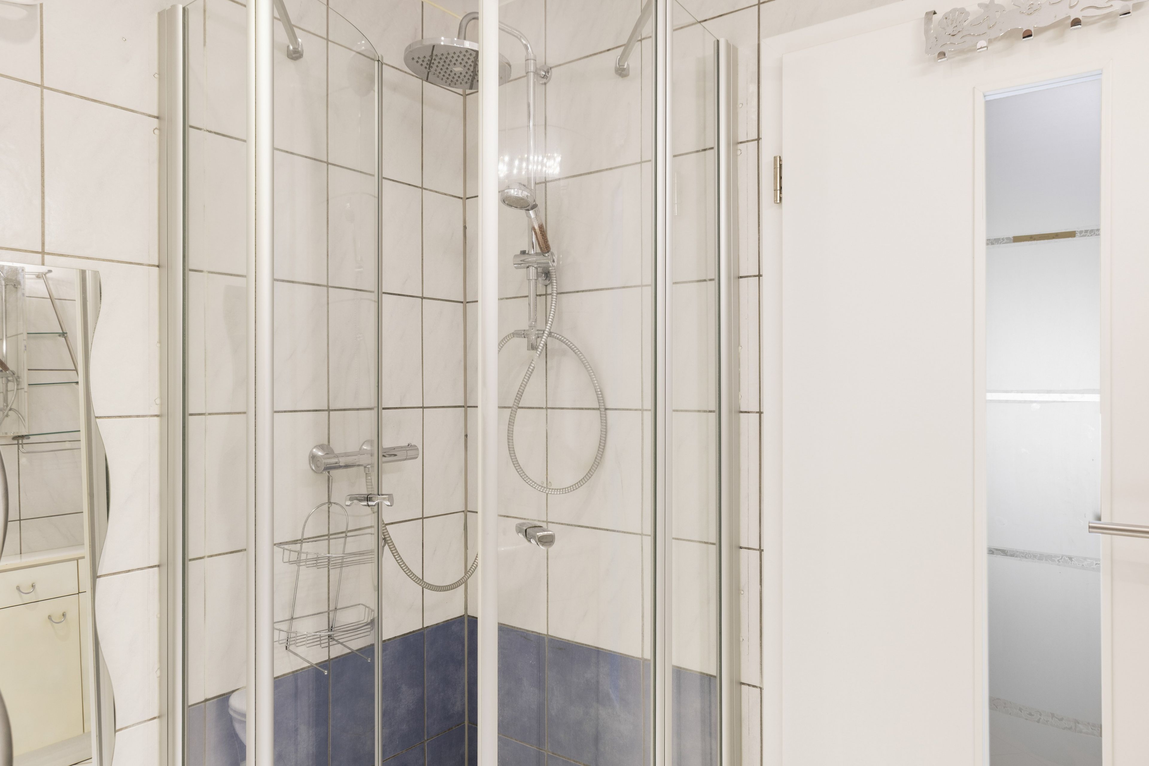 Ein Badezimmer mit Duschkabine, Toilette und Waschbecken.