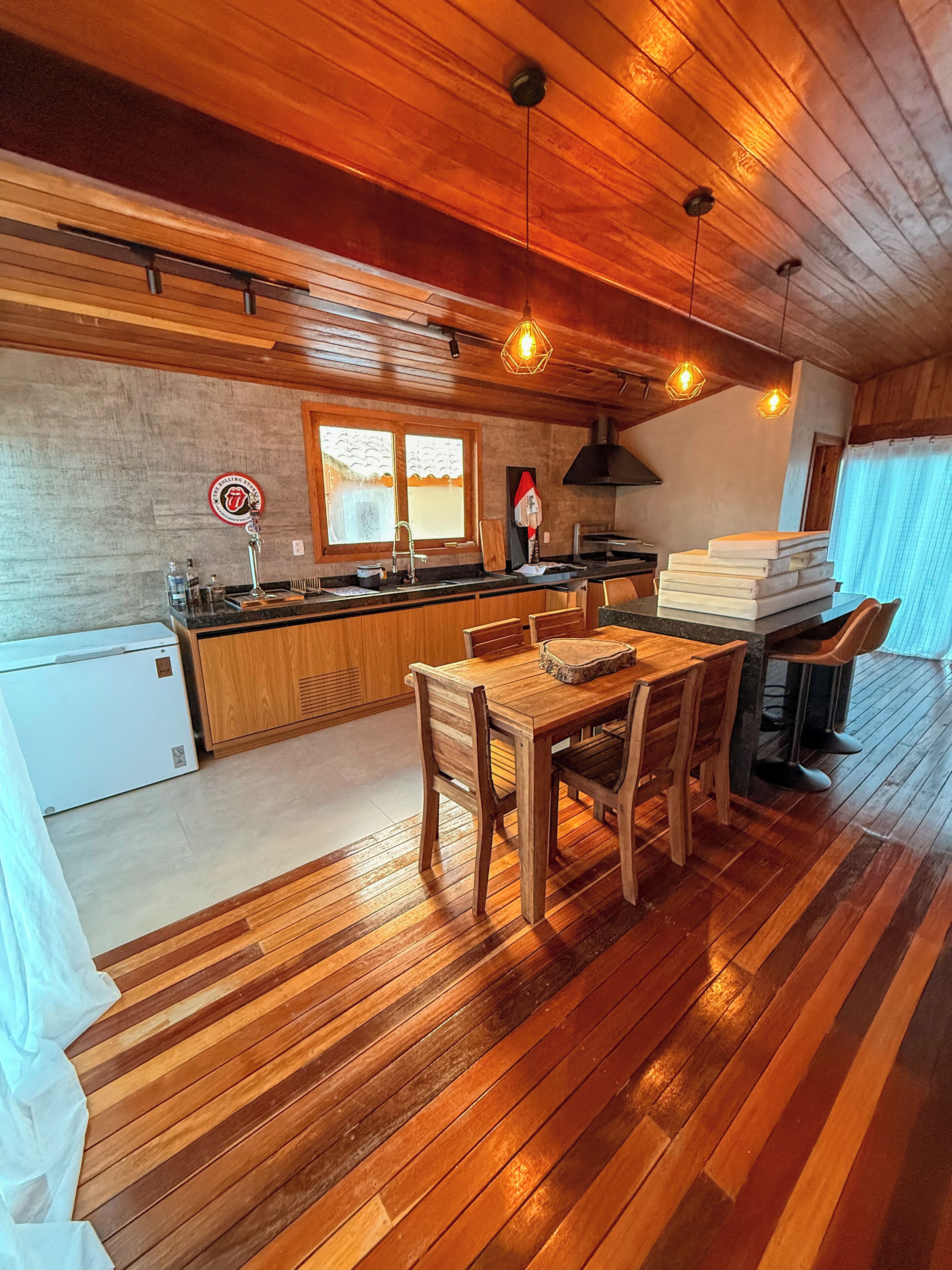 Coffee/tea maker, fridge, oven, stovetop