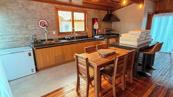 Coffee/tea maker, fridge, oven, stovetop
