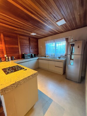 Coffee/tea maker, fridge, oven, stovetop