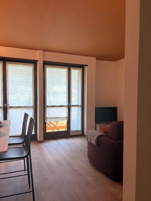 Living area - Nido di Rondine Suite Apartments - TRAMONTO (Nago-Torbole)