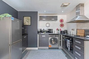 Kühlschrank, Mikrowelle, Ofen, Herdplatte