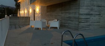 Quinta do Lodao, a renovated farmhouse on the banks of the Douro River with a swimming pool.