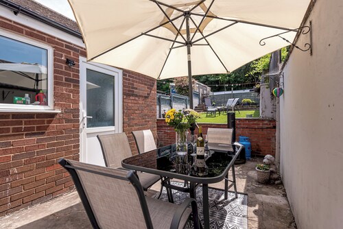Charming 3-Bed Home with Private Garden | Sleeps 5 - Pass the Keys