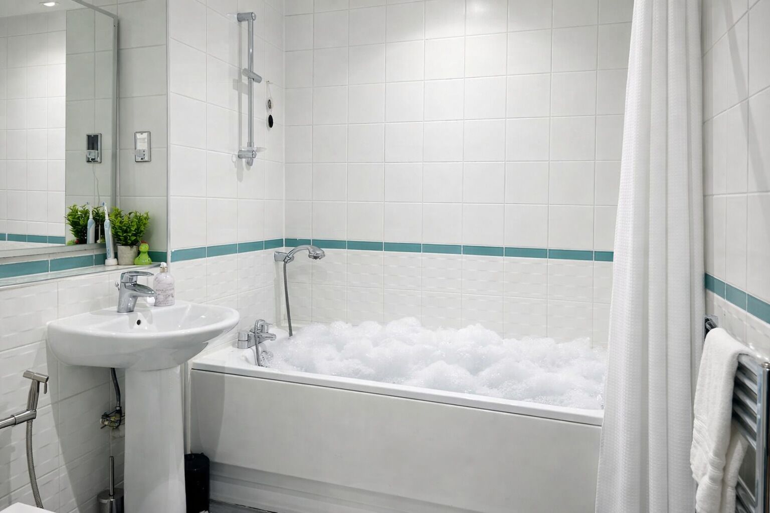 Un bagno moderno con una vasca, un lavandino e una doccia.