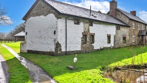 A traditional stone building with a white exterior, a sloped roof, and a chimney. - Inviting Holiday Cottage in Beaworthy (Beaworthy)