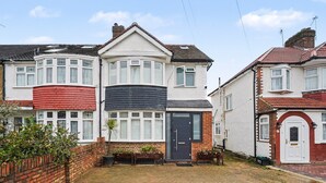 A residential property with a front garden, a bay window, and a front door. - Amazing Holiday Home Near London Airport (Hounslow)