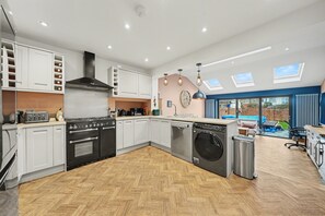 Uma cozinha moderna com eletrodomésticos embutidos, uma janela grande e vista para o exterior.