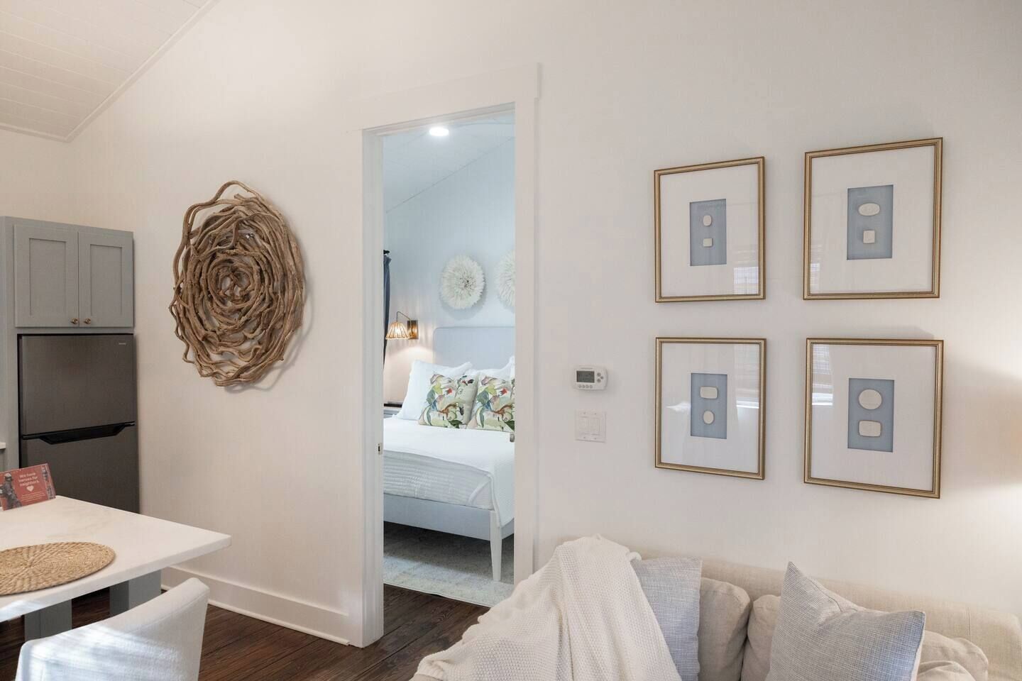 Un intérieur moderne comprenant un coin repas, une cuisine et un salon.
