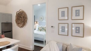 Ein modernes Interieur mit Essbereich, Küche und Wohnzimmer.