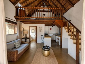 Habitación básica, patio, vista a la montaña | Cocineta privada